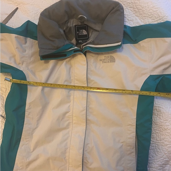 The North Face Women’s Medium running/wind breaker/ rain jacket - Picture 7 of 9